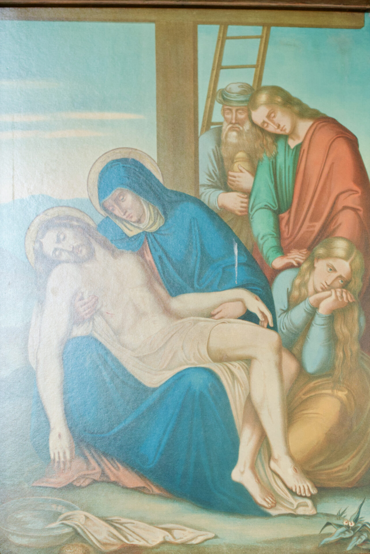 Ein Gemälde der Pietà zeigt Maria, die den leblosen Körper Jesu hält, während hinter ihr drei Trauernde stehen, darunter zwei Frauen und ein Mann. Im Hintergrund lehnt eine Leiter, die die Kreuzigungsszene symbolisiert. ( )