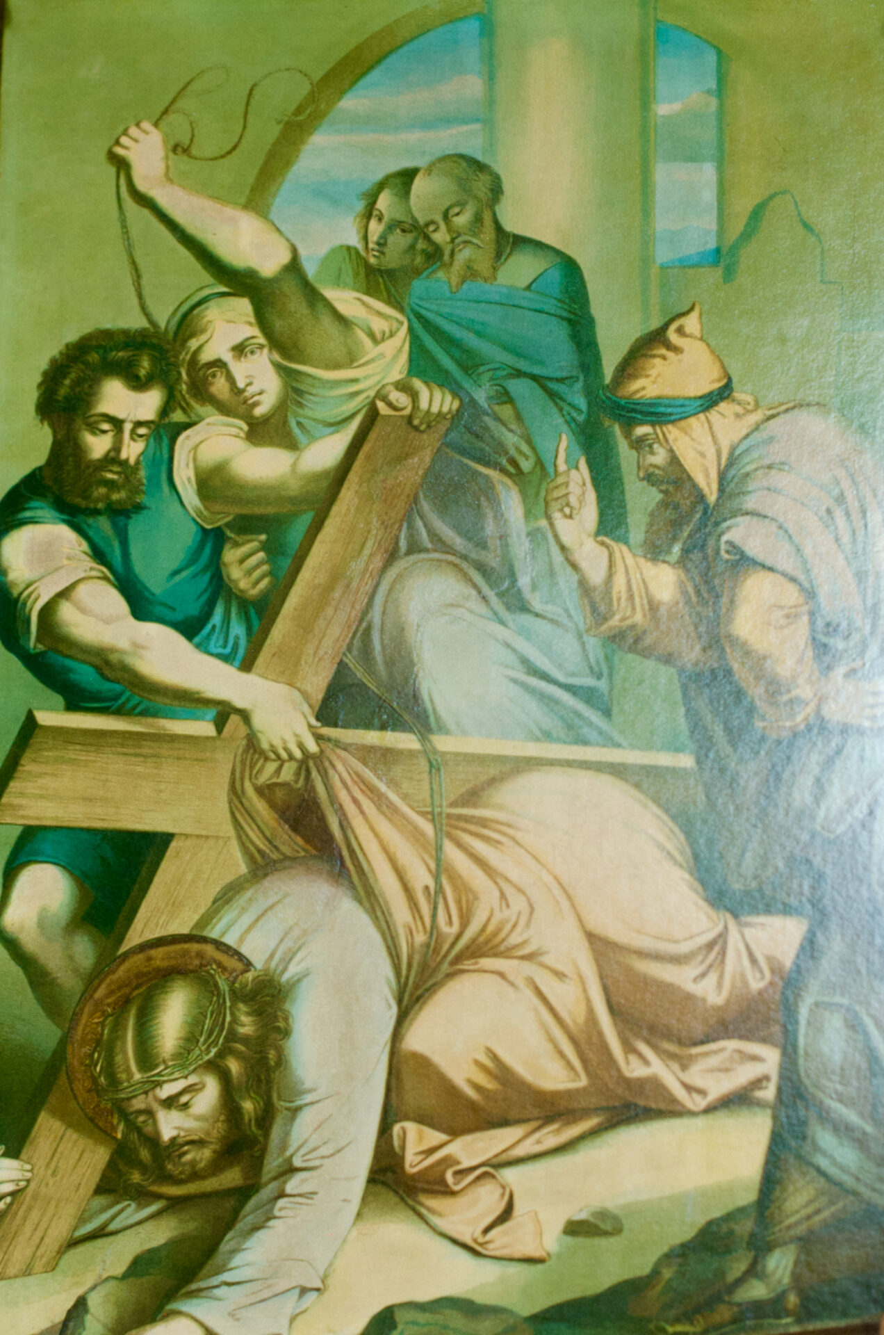 Ein Gemälde zeigt Jesus, der unter der Last des Kreuzes zusammengebrochen ist und von Soldaten und Trauernden umringt wird; ein Mann zieht an den Kleidern Jesu, während andere, zum Teil verzweifelt, in einer biblischen Szene zusehen. ( )