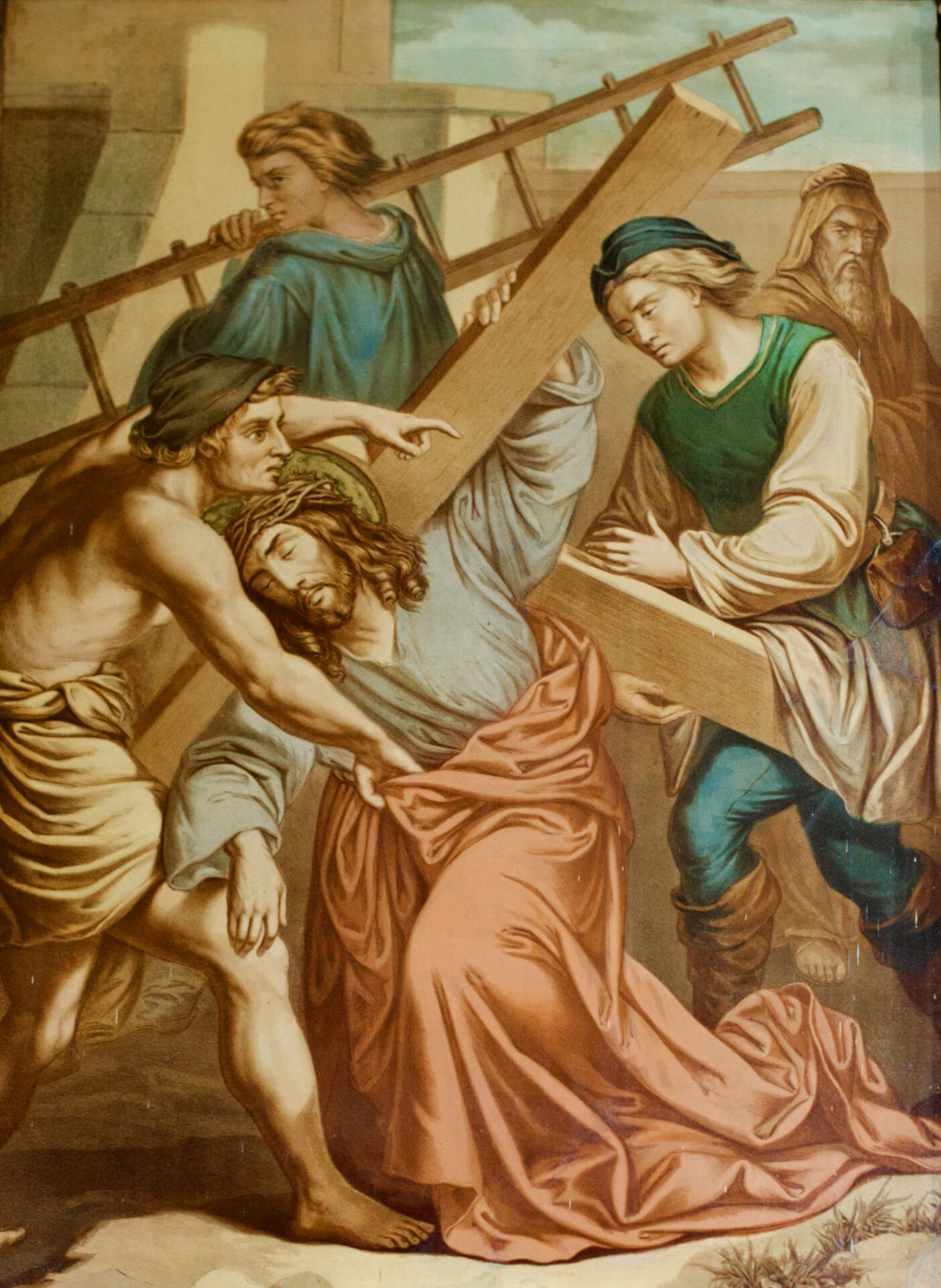 Eine Darstellung von Jesus, der ein hölzernes Kreuz trägt, eine Dornenkrone und ein rotes Gewand trägt und stolpert, während zwei Männer ihn stützen, während zwei andere Figuren im Hintergrund zusehen. ( )