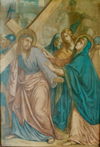 Ein Gemälde zeigt Jesus, der ein Kreuz trägt, und eine Frau in einem blauen Gewand, die sich ihm mitfühlend entgegenstreckt, umgeben von anderen Figuren und Soldaten im Hintergrund. (Text mit KI erstellt)