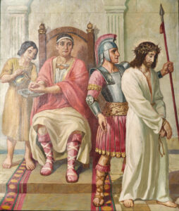 Ein Gemälde, das Pontius Pilatus auf einem Thron sitzend zeigt, wie er sich die Hände wäscht, daneben einen jungen Diener, einen römischen Soldaten, der einen Speer hält, und Jesus in einem weißen Gewand und mit Dornenkrone, der abgeführt wird. (Text mit KI erstellt)