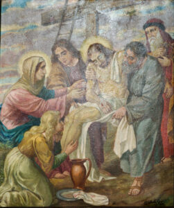 Ein Gemälde zeigt mehrere Trauernde, die Jesus behutsam vom Kreuz herablassen. Davor kniet eine Frau, die ein Tuch und einen Wasserkrug hält; im Hintergrund steht ein Kreuz vor einem bewölkten Himmel. (Text mit KI erstellt)