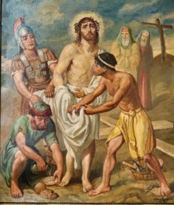 Ein Gemälde zeigt Jesus, wie er von zwei Männern entkleidet wird. Im Hintergrund sind römische Soldaten und zwei Schaulustige zu sehen, dahinter ein Kreuz auf einem Hügel. (Text mit KI erstellt)