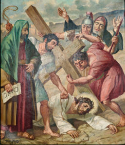 Ein Gemälde zeigt Jesus, der ein zu Boden gefallenes Holzkreuz mit einer Dornenkrone trägt. Römische Soldaten und andere Personen umgeben ihn; einer hält eine Peitsche, ein anderer ein Schild mit der Aufschrift "INRI". Ein Mann versucht, Jesus aufzuhelfen. (Text mit KI erstellt)
