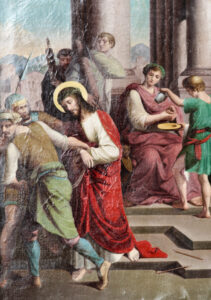 Auf einem Gemälde ist Jesus mit einem Heiligenschein dargestellt, der ein rotes Gewand trägt und von Soldaten geführt wird. Im Hintergrund wäscht ein Mann seine Hände in einer von einem Diener gehaltenen Schüssel, was auf Pontius Pilatus hinweist. Die Szene spielt sich auf einer Steintreppe mit Säulen ab. (Text mit KI erstellt)