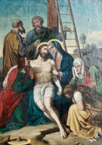 Ein Gemälde zeigt den Leichnam Jesu, der vom Kreuz abgenommen wird, gestützt von der Jungfrau Maria und umgeben von Trauernden. Im Hintergrund ist eine Leiter an das Kreuz gelehnt. Die Figuren zeigen Ausdrücke der Trauer und des Kummers. (Text mit KI erstellt)