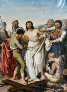 Ein Gemälde zeigt Jesus, der eine Dornenkrone trägt und von einem Mann entkleidet wird, umgeben von römischen Soldaten und Schaulustigen. Eine Person sitzt auf dem Boden und hält einen Becher. Im Vordergrund befindet sich ein Holzkreuz. (Text mit KI erstellt)