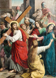 Ein Gemälde von Jesus, der ein Holzkreuz trägt, umgeben von Trauernden, römischen Soldaten und Frauen, die ihm die Hand reichen, in einer antiken Stadtstraße. (Text mit KI erstellt)