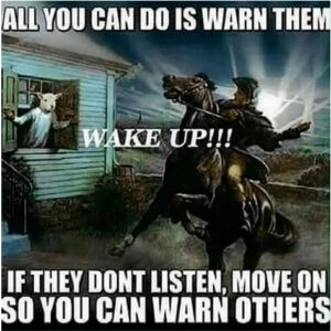 Eine Person mit einem Pferd ruft jemandem, der eine Schafsmaske trägt, im Haus WAKE UP!!! zu. Der Text lautet: ALLES WAS DU TUN KANNST, IST SIE ZU WARNEN. WENN SIE NICHT ZUHÖREN, GEHEN SIE WEITER, DAMIT SIE ANDERE WARNEN KÖNNEN. (Text mit KI erstellt)