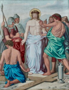 Ein Gemälde zeigt Jesus, der eine Dornenkrone und ein weißes Tuch trägt, umgeben von römischen Soldaten und Männern, die seine Kreuzigung vorbereiten. Die Figuren sind in dynamischen Posen positioniert, einige halten Speere und andere strecken sich Jesus entgegen. (Text mit KI erstellt)