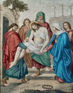 Eine Gruppe von Trauernden in Gewändern legt den leblosen Körper Jesu, der eine Dornenkrone trägt, in eine Gruft. Drei Kreuze stehen auf einem Hügel im Hintergrund, und die Figuren zeigen Trauer. (Text mit KI erstellt)