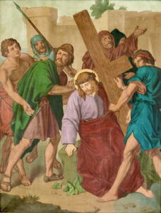 Gemälde von Jesus, der ein Holzkreuz trägt, umgeben von Wachen und Schaulustigen. Jesus wirkt müde und trägt eine Dornenkrone. Die Szenerie befindet sich im Freien mit steinernen Gebäuden im Hintergrund. (Text mit KI erstellt)