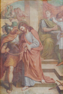 Ein Gemälde zeigt Jesus, der eine Dornenkrone trägt und mit einem Seil gefesselt von einem römischen Soldaten abgeführt wird. Pontius Pilatus sitzt im Hintergrund und wäscht sich die Hände, während andere die Szene beobachten. (Text mit KI erstellt)