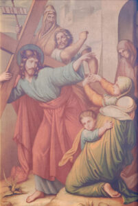 Ein Gemälde zeigt Jesus, der ein Kreuz trägt und eine Dornenkrone aufgesetzt bekommt. Eine Frau und ein Kind strecken ihre Hände nach ihm aus, und mehrere andere Figuren schauen zu. Die Szene ist emotional und zeigt Mitleid und Trauer. (Text mit KI erstellt)