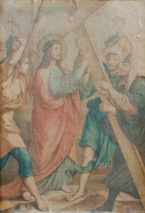 Ein Gemälde zeigt Jesus, der ein großes Holzkreuz trägt, umgeben von drei Männern; einer hilft ihm, das Kreuz zu heben, während die anderen zusehen, einer hält einen Speer. Die Szene ist feierlich und im biblischen Stil gehalten. (Text mit KI erstellt)
