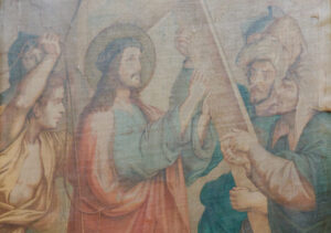 Ein verblasstes Gemälde zeigt einen Jesus mit Heiligenschein, der ein Holzkreuz trägt, umgeben von zwei Männern. Ein Mann hilft beim Anheben des Kreuzes, während ein anderer neben ihnen gestikuliert. Die Szene erinnert an einen biblischen Moment aus der Passion Christi. (Text mit KI erstellt)