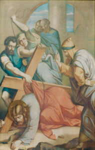 Ein Gemälde, das den fallenden Jesus mit einem Holzkreuz zeigt, umgeben von mehreren Figuren, die Besorgnis, Traurigkeit und Dringlichkeit zeigen. Jesus trägt eine Dornenkrone und ein rotes Gewand. Der Hintergrund zeigt ein gewölbtes Fenster und einen blauen Himmel. (Text mit KI erstellt)