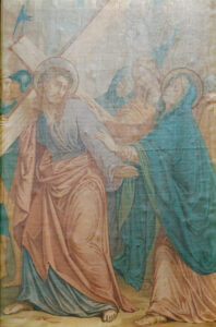 Ein Gemälde zeigt Jesus, der ein Holzkreuz trägt und ein Gewand mit Dornenkrone trägt. Eine Frau in einem blauen Mantel reicht ihm die Hand, während andere Figuren im Hintergrund Trauer und Besorgnis zum Ausdruck bringen. (Text mit KI erstellt)