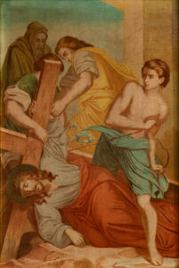Ein Gemälde zeigt Jesus, der ein Holzkreuz trägt und von drei Personen umgeben ist. Eine Person hilft ihm, eine andere steht hinter ihm, und eine dritte, ohne Hemd, hält eine Peitsche. Die Szene vermittelt Leid und Mitgefühl. (Text mit KI erstellt)