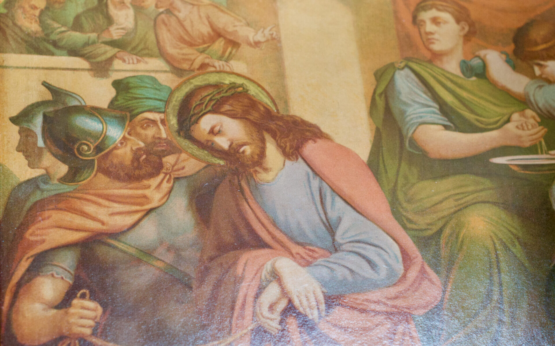 Ein klassisches Gemälde, das Jesus mit einer Dornenkrone und gefesselten Händen darstellt, umgeben von römischen Soldaten und Schaulustigen in antiker Kleidung, die eine Szene aus der Passion Christi illustrieren. ( )