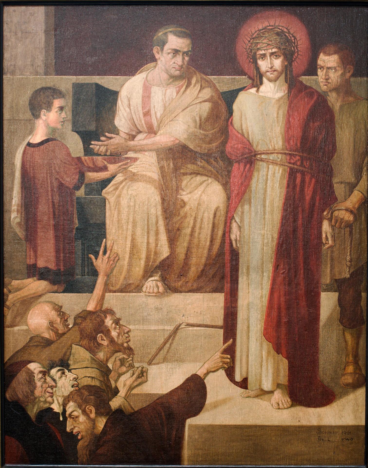 Jesus, der eine Dornenkrone und ein rotes Gewand trägt, steht barfuß vor Pontius Pilatus, während eine Menschenmenge wütend auf ihn zeigt. Pilatus gestikuliert in Richtung Jesus, während ein Kind und ein Wächter in der Nähe stehen. Die Szene ist angespannt und düster. ( )