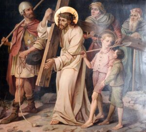 Ein Gemälde zeigt Jesus, wie er ein Holzkreuz trägt, eine Dornenkrone und einen Heiligenschein trägt, umgeben von römischen Soldaten und zwei Kindern, im Hintergrund sind Schaulustige zu sehen. (Text mit KI erstellt)