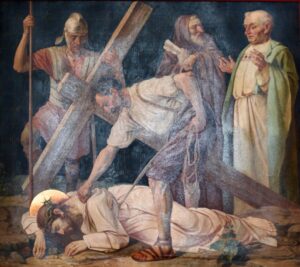 Ein Gemälde zeigt Jesus, wie er unter dem Gewicht des Kreuzes zu Boden fällt, umgeben von drei römischen Soldaten und einem Mann in weißer Gewandung. Ein Soldat hilft dabei, das Kreuz anzuheben, während ein anderer eine Peitsche in der Hand hält. Jesus trägt einen Heiligenschein und scheint Schmerzen zu haben. (Text mit KI erstellt)