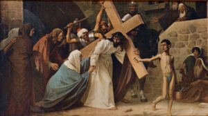 Ein Mann, der ein Holzkreuz trägt, ist von Soldaten und anderen Menschen umringt. Eine Frau kniet nieder und berührt seine Hand. Vor ihm steht ein Kind, das eine Schale in der Hand hält. Im Hintergrund beobachten Menschen das Geschehen, und um sie herum sind steinerne Bauwerke zu sehen. Die Szene ist dramatisch und bewegend. (Text mit KI erstellt)