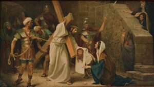 Ein Mann, der ein Holzkreuz trägt, ist von Soldaten umringt. Er bleibt stehen, um einer knienden Frau entgegenzukommen, die ein Tuch in den Händen hält, auf dem sein Gesicht abgebildet ist. Andere Figuren beobachten die Szene aus dem Hintergrund, einige blicken von Steinstufen oder Mauern herab. (Text mit KI erstellt)