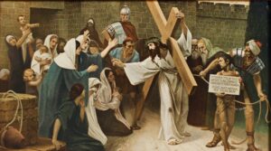 Ein Mann, der ein großes Holzkreuz trägt, ist auf einer gepflasterten Straße von Soldaten und bestürzten Zuschauern in antiker Kleidung umringt; einige strecken ihm mitfühlend die Hand entgegen, während andere gleichgültig oder feindselig wirken. (Text mit KI erstellt)