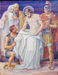 Ein Gemälde zeigt Jesus mit einer Dornenkrone auf dem Kopf, während ihm ein römischer Soldat ein weißes Tuch reicht. Drei Männer – einer kniet, zwei stehen – beobachten die Szene. Der Hintergrund besteht aus einer Mischung aus Blau- und Violetttönen. (Text mit KI erstellt)