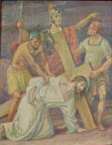 Ein Mann, der eine Dornenkrone trägt, stürzt, während er ein großes Holzkreuz trägt; zwei Männer stoßen ihn an, und ein römischer Soldat zeigt nach vorne und treibt ihn voran. (Text mit KI erstellt)