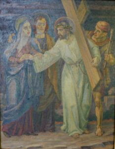 Ein Gemälde zeigt einen Mann, der ein großes Holzkreuz trägt und einer trauernden Frau die Hand entgegenstreckt. Zwei weitere Figuren stehen daneben, von denen eine einen Heiligenschein trägt, vor einem gedämpften Hintergrund. (Text mit KI erstellt)