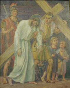 Ein Mann in einem weißen Gewand trägt ein Holzkreuz, unterstützt von einem anderen Mann. Hinter ihnen steht ein römischer Soldat. Zwei Kinder beobachten die Szene aus der Nähe, eines hält eine Blume in der Hand. Die Szene wirkt düster und historisch. (Text mit KI erstellt)