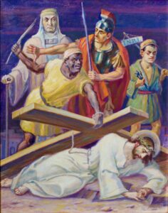 Ein Gemälde zeigt Jesus, der unter der Last eines Holzkreuzes zusammengebrochen ist und eine Dornenkrone trägt. Hinter ihm stehen drei Männer: ein römischer Soldat, ein Mann, der ein Seil hält, und ein weiterer, der ein Schild mit der Aufschrift „INRI“ hochhält. Jesus wirkt erschöpft und leidet Schmerzen. (Text mit KI erstellt)