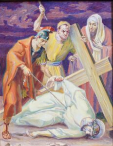 Ein Gemälde zeigt drei Männer und Jesus. Jesus, der eine Dornenkrone trägt, ist gestürzt und liegt auf dem Boden unter einem großen Holzkreuz. Ein Mann hält Jesus den Arm fest, ein anderer hebt einen Hammer, und der dritte schaut zu. Der Himmel hinter ihnen ist dunkel und bedrohlich. (Text mit KI erstellt)