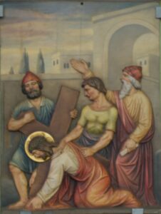 Eine Darstellung von Jesus, der ein Kreuz trägt und unter dessen Gewicht kniet; neben ihm sind drei Gestalten zu sehen, von denen eine das Kreuz stützt, eine andere eine Geste macht, vor dem Hintergrund einer antiken Stadt. (Text mit KI erstellt)
