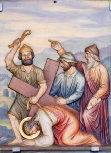Eine Darstellung von Jesus, der ein Kreuz trägt und zu Boden fällt, während drei Männer um ihn herumstehen; einer hebt eine Peitsche, ein anderer zeigt anklagend mit dem Finger auf ihn, und der dritte macht eine strenge Geste, vor dem Hintergrund einer hügeligen Landschaft. (Text mit KI erstellt)
