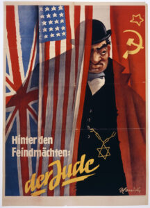 Ein Nazi-Propagandaplakat zeigt eine unheimliche Karikatur eines jüdischen Mannes hinter britischen, amerikanischen und sowjetischen Flaggen. Der deutsche Text lautet: Hinter den feindlichen Mächten: der Jude. Der Mann trägt einen Mantel, einen Hut und einen Davidstern. (Text mit KI erstellt)