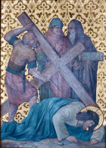 Ein Mann mit einem Heiligenschein fällt unter ein großes Holzkreuz, während drei weitere Männer um ihn herumstehen; einer hilft dabei, das Kreuz anzuheben. Im Hintergrund sind goldene Blumenmuster zu sehen. (Text mit KI erstellt)