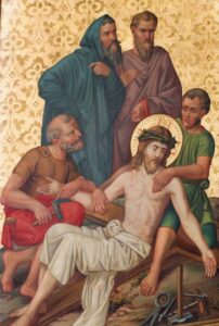 Ein Gemälde, das Jesus zeigt, nachdem er vom Kreuz genommen wurde, umgeben von fünf Männern in Gewändern. Jesus ist blass, trägt eine Dornenkrone und einen Heiligenschein. Der Hintergrund ist goldfarben und mit einem Blumenmuster verziert; vor ihm liegen Werkzeuge auf dem Boden. (Text mit KI erstellt)