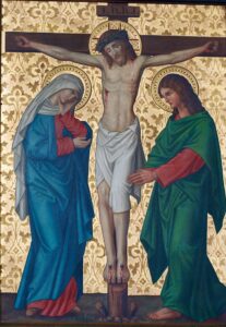 Ein Gemälde der Kreuzigung Jesu, auf dem Jesus am Kreuz zu sehen ist, links eine Frau in Blau und Weiß, die trauert, und rechts eine Person in Grün und Rot. Der Hintergrund ist goldfarben und mit einem dekorativen Muster verziert. (Text mit KI erstellt)