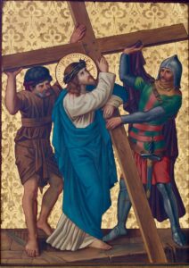Jesus, der eine Dornenkrone trägt, trägt ein großes Holzkreuz. Ein Mann in brauner Kleidung hilft ihm, das Kreuz zu heben, während ein Soldat in Rüstung neben ihnen steht. Der Hintergrund ist goldfarben und mit einem Blumenmuster verziert. (Text mit KI erstellt)