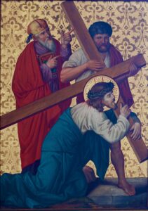 Jesus, der eine Dornenkrone und ein blaues Gewand trägt, kniet unter einem großen Holzkreuz. Zwei Männer, von denen einer ein rotes Gewand trägt, stehen hinter ihm und machen Gesten. Im Hintergrund ist ein goldenes Blumenmuster zu sehen. (Text mit KI erstellt)