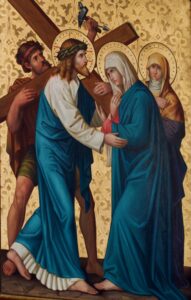 Jesus, der eine Dornenkrone trägt und ein Kreuz schleppt, begegnet zwei trauernden Frauen in Gewändern; eine der Frauen berührt sanft seine Hand. Ein Mann hinter Jesus hilft dabei, das Kreuz zu stützen. Der Hintergrund ist goldfarben und mit kunstvollen Mustern verziert. (Text mit KI erstellt)