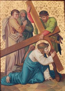 Jesus, mit einer Dornenkrone bekrönt, kniet nieder, während er ein großes Holzkreuz trägt; zwei Männer helfen ihm dabei; ein dritter Mann steht hinter ihnen. Der Hintergrund ist mit einem goldenen Blumenmuster verziert. (Text mit KI erstellt)